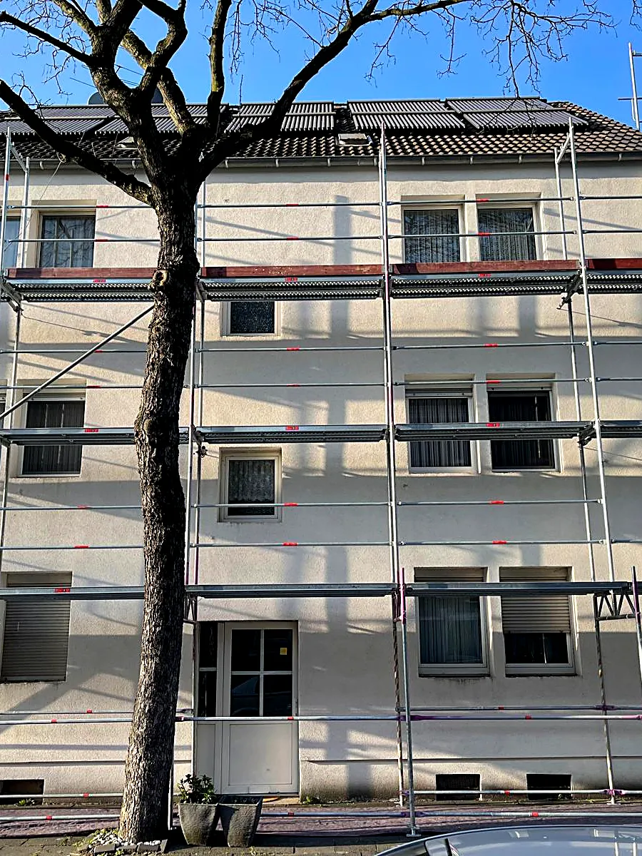 Fassadengerüst an einem Mehrfamilienhaus
