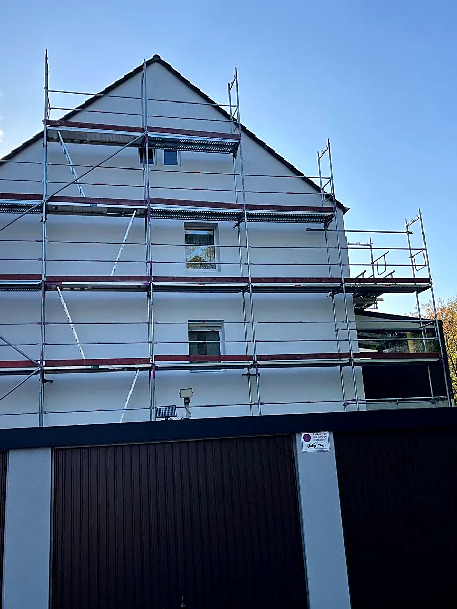 Fassadengerüst an einem Wohnhaus im Ruhrgebiet