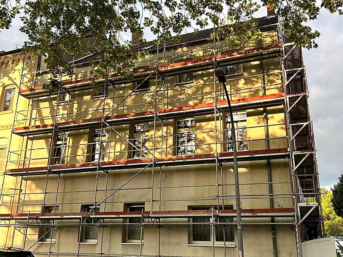 Arbeitsgerüst an einer sanierten Wohnhausfassade