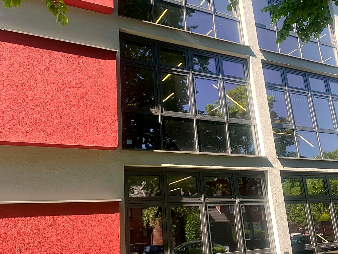 Detail einer Gerüstlage mit Belag und Seitenschutz