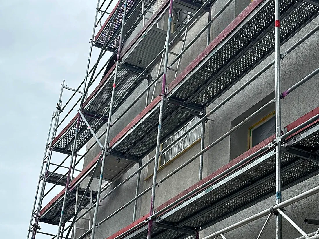 Gerüst an einem gewerblichen Gebäude mit Glasfassade