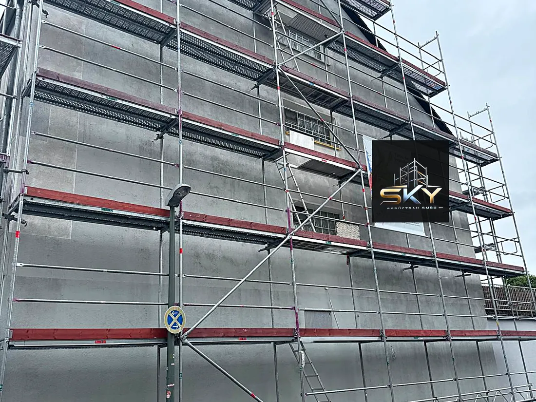 Eingehaustes Gerüst mit Schutznetz
